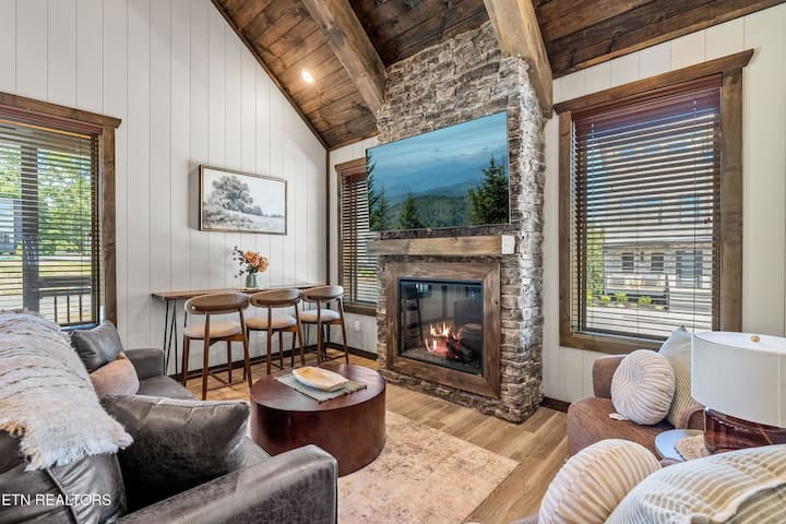 Cozy Summer Retreat*near Dllywd/island*hottub*xbox - Pigeon Forge, TN