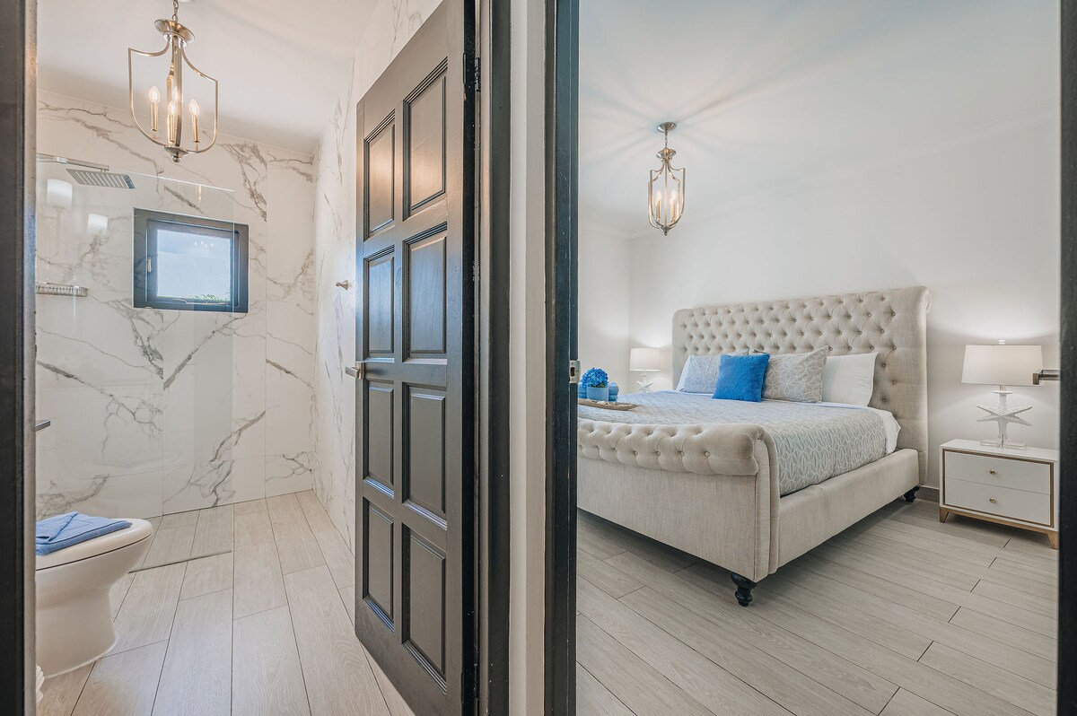 Dormitorio 4 con cama tamaño queen, tonos suaves y una sensación cómoda y aireada.