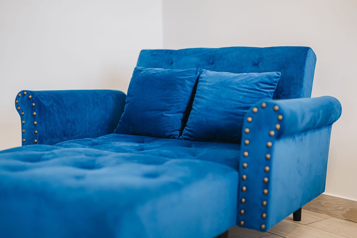 Detalle de asientos del dormitorio 1 con texturas lujosas y un ambiente tranquilo y acogedor.