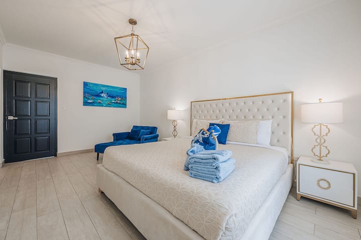 Apartman Master 1 sa svježom posteljinom, ukrasnim jastucima i svijetlom, opuštajućom atmosferom.