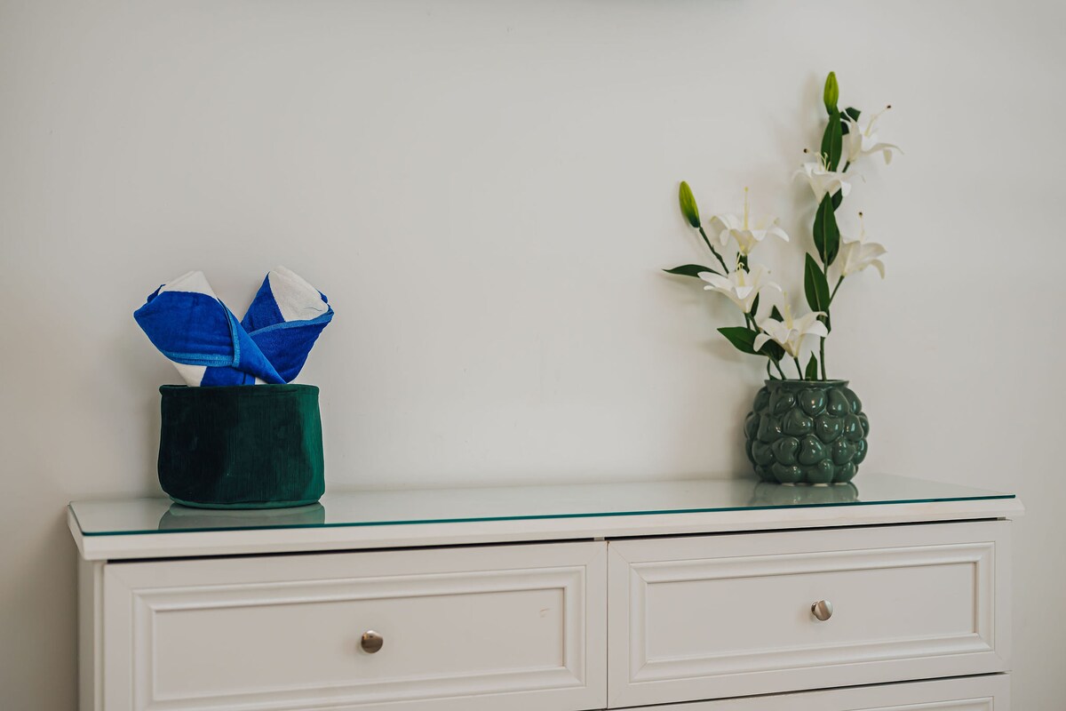 Detalle de decoración del dormitorio 3 con líneas limpias y sutiles detalles tropicales.