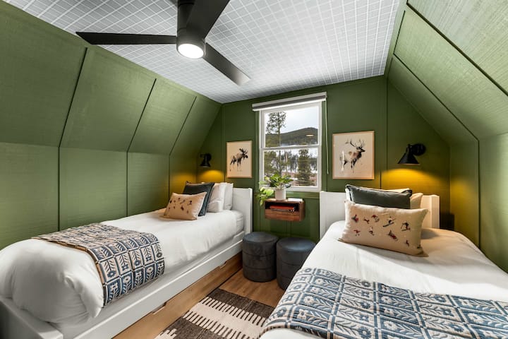 חדר שינה לילדים: חלל נעים הכולל שתי מיטות יחיד ומיטת יחיד נפתחת, לאפשרויות שינה גמישות. כולל אומנות מהנה, נוף ליער ומאוורר תקרה. מושלם לילדים או לחברים!