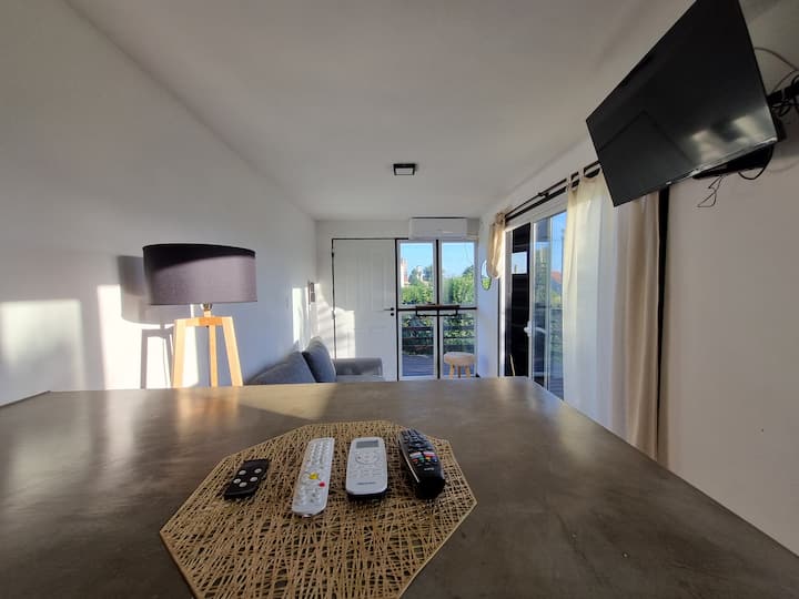 明亮现代的环境，宽敞的窗户，可通往阳台。 配有空调、电视和舒适的扶手椅，将极简主义设计和舒适感融为一体，让您在欣赏外景的同时享受休息时光。