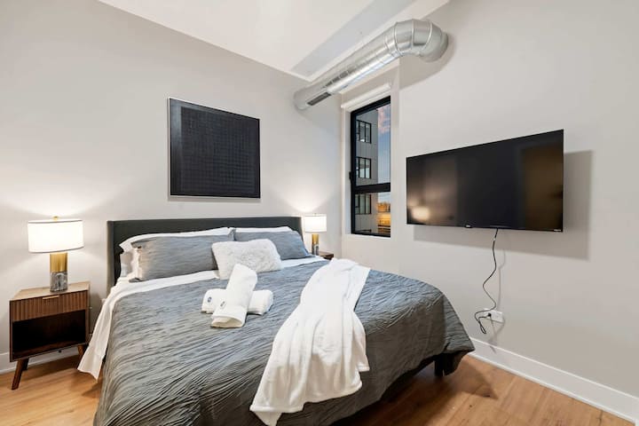 Escena de dormitorio relajante con tonos neutros y un ambiente tranquilo