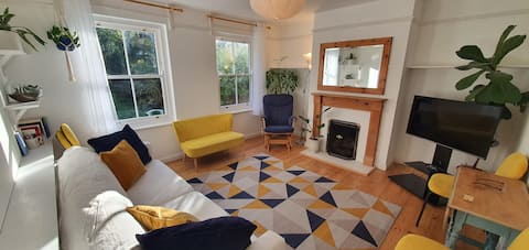 Top performing Airbnb: Beautiful Central home, walk to Cambridge Center in Milton