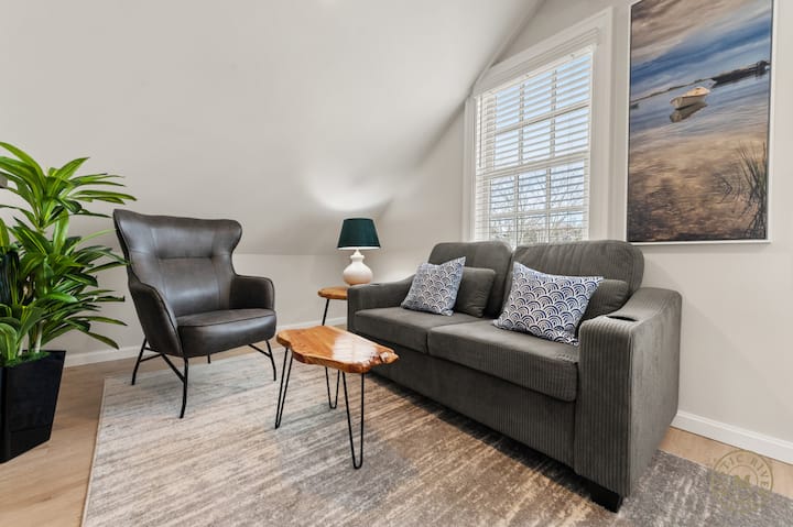 Captain’s Suite 301: Top-floor Penthouse Downtown - Mystic, CT