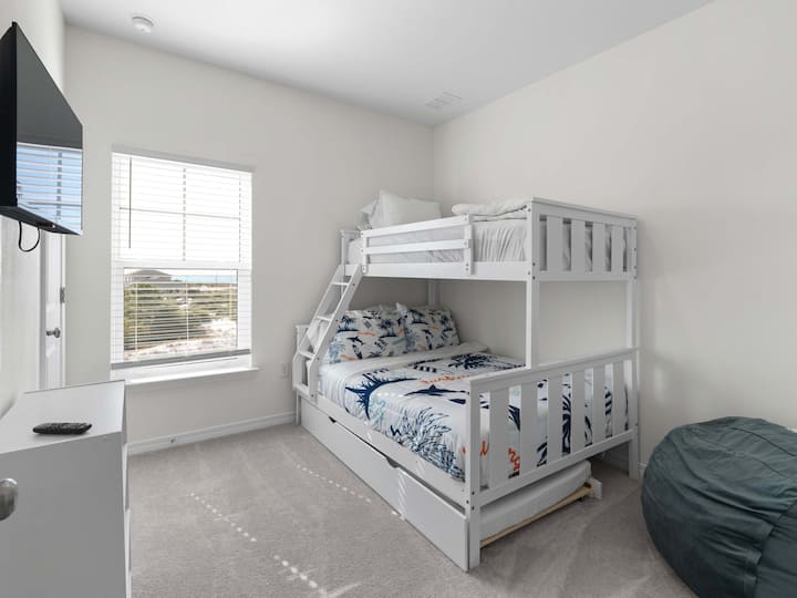 全尺寸床、单人床和床下可拉出的单人床。 