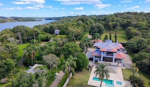 Luxury retreat by the Passaúna