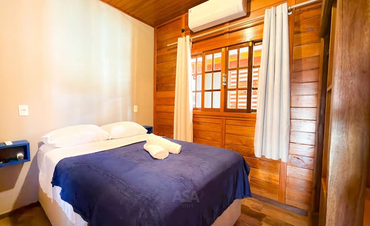 Fotografija cijele prostorije, spavaće sobe