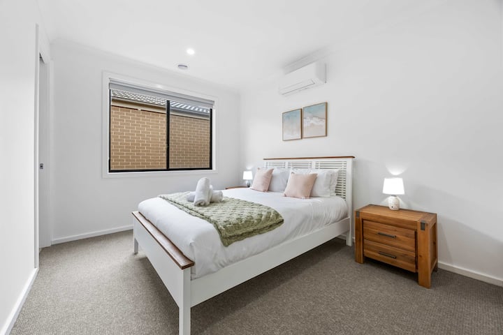 卧室1-配有标准双人床和空调