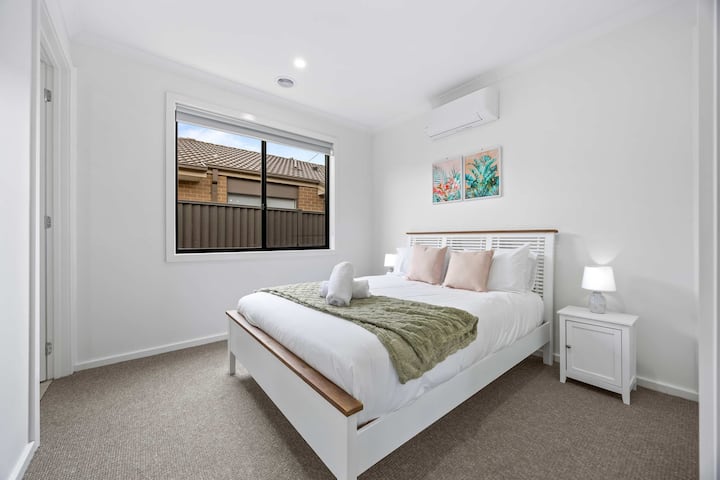 4号卧室-配有标准双人床和空调