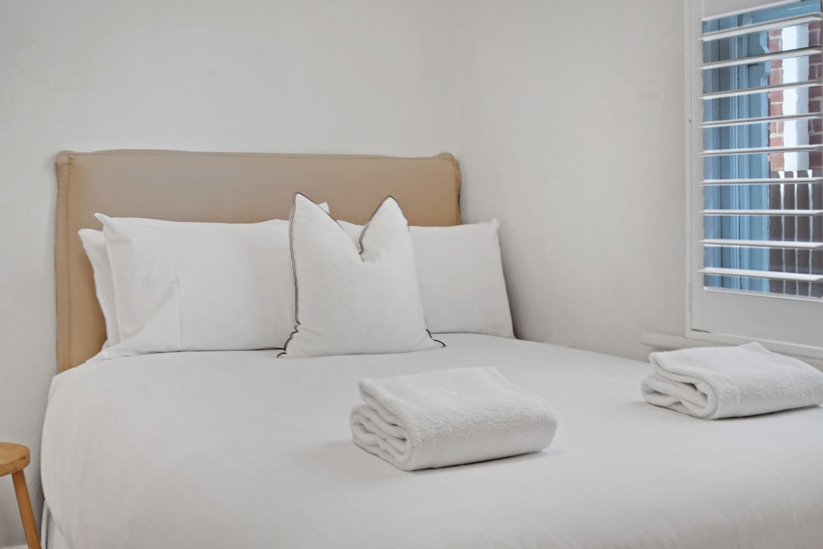 Chambre 3 : lit double, chauffage, climatisation et salle de bain privée