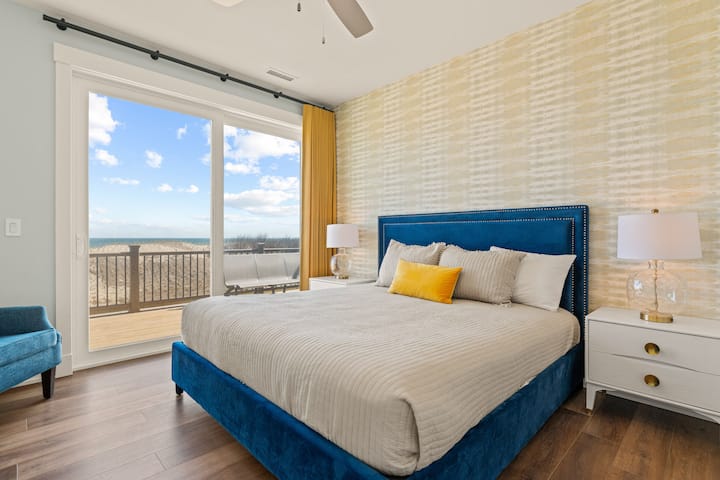 ห้องสวีทคิงเอนพร้อมวิวมหาสมุทรและการเข้าถึงดาดฟ้าบนชั้นสอง