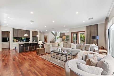 Doncaster 4BR luxury home w/ media, near Westfield