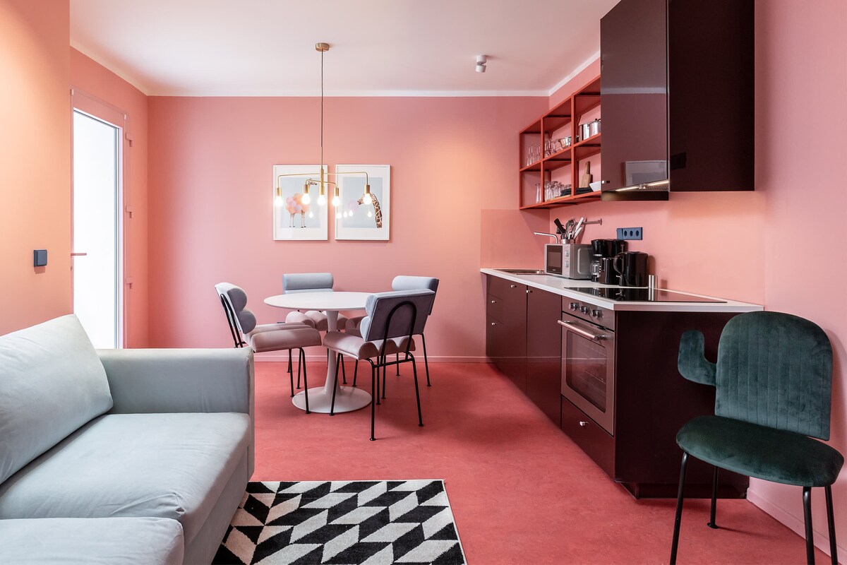 სუფთა, თანამედროვე სამზარეულო, რომელიც აღჭურვილია ყველაფრით, რაც საჭიროა, რომ სტუმრობისას მარტივად მოამზადოთ საჭმელი.