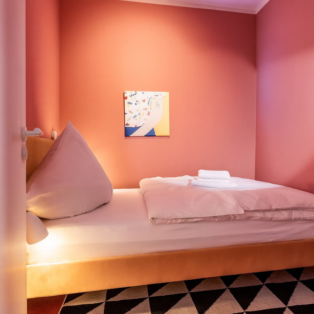 მომცრო საძინებელი, რომელიც მკაფიო ხაზებითა და მყუდრო ტექსტურებით გამოირჩევა და მშვიდი ძილისთვის არის შექმნილი.