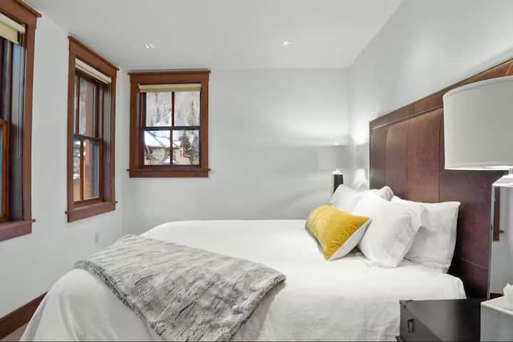 חדר שינה 1 - חדר שינה ראשי - קומה ראשית - מיטת קינג סייז וחדר רחצה צמוד