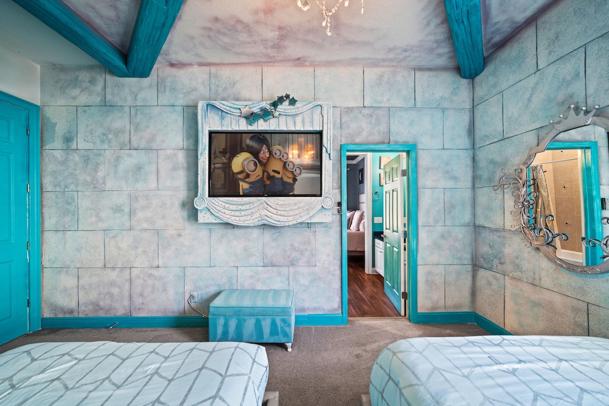 غرفة نوم مستوحاة من فيلم Frozen مع سريرين صغيرين وديكور سحري