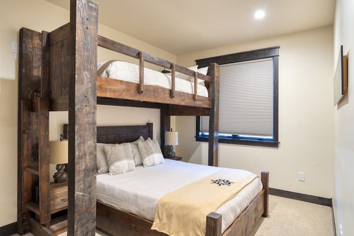 Spálňa 2 má manželskú posteľ nad samostatnou posteľou.