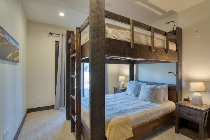 Spálňa 3 má poschodovú posteľ s manželskou posteľou.