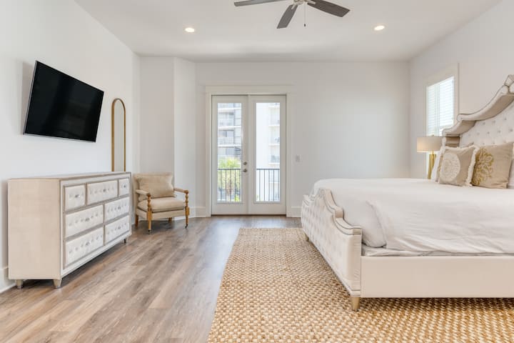 主卧位于三楼，配备一张特大号床、电视、阳台和套房卫生间。