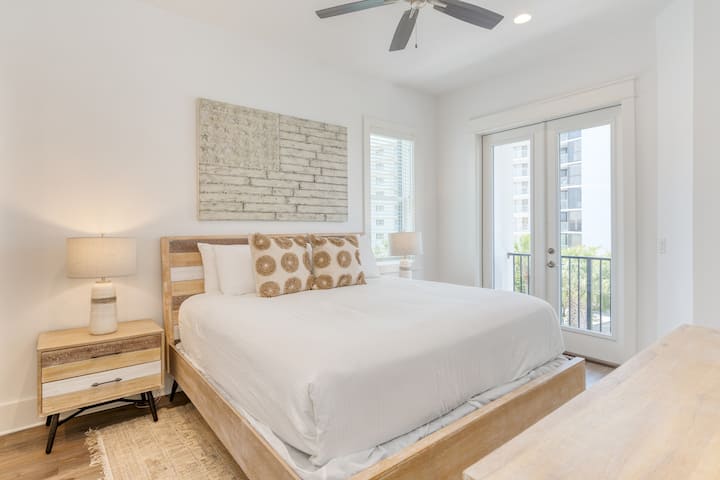 4号卧室位于三楼，配有一张特大号床、阳台、电视和一间套房卫生间。