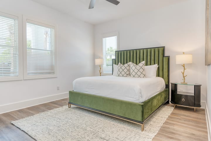 9号卧室位于一楼，配有加大双人床、电视和套内卫生间。