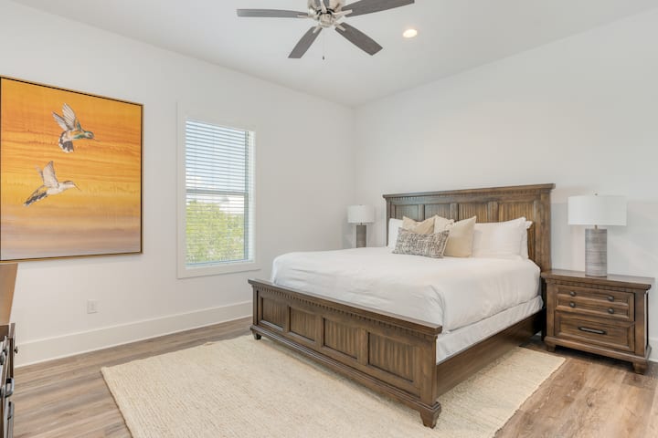 7号卧室位于二楼，配有加大双人床、电视和套内卫生间。