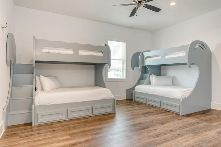 2号卧室位于三楼，设有两张双层床、一台电视和一间套房卫生间。