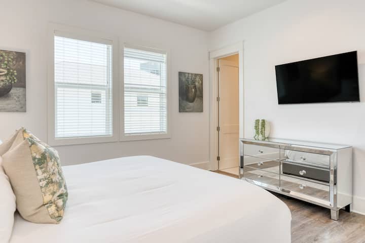 3号卧室位于三楼，配有加大双人床、电视和套内卫生间。