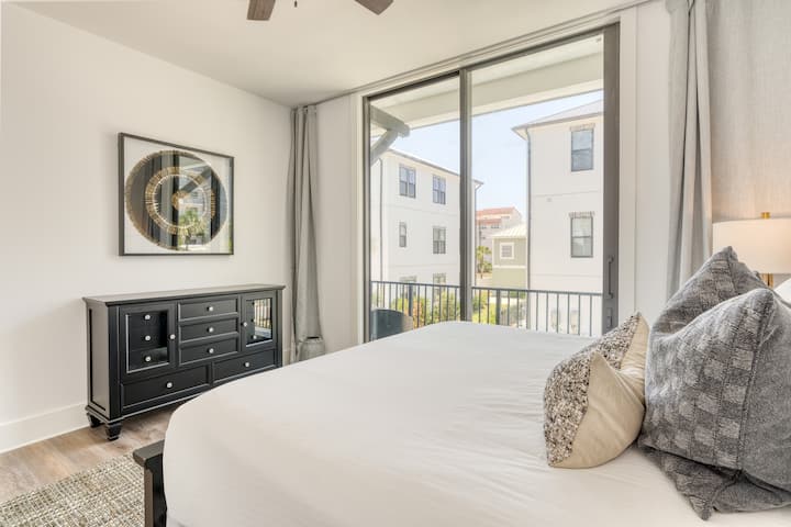 5号卧室位于二楼，配有加大双人床、阳台、电视和套房卫生间。