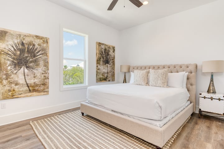 6号卧室位于二楼，配有加大双人床、电视和套内卫生间。