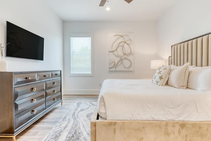 8号卧室位于一楼，配有加大双人床、电视和套内卫生间。