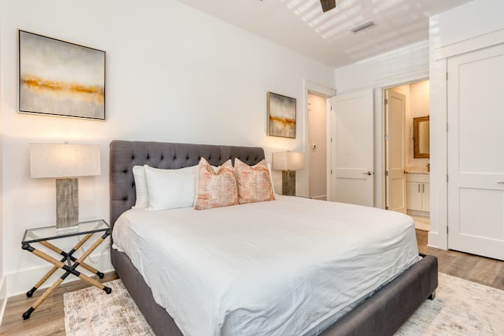 10号卧室位于一楼，配有加大双人床、电视和套内卫生间。