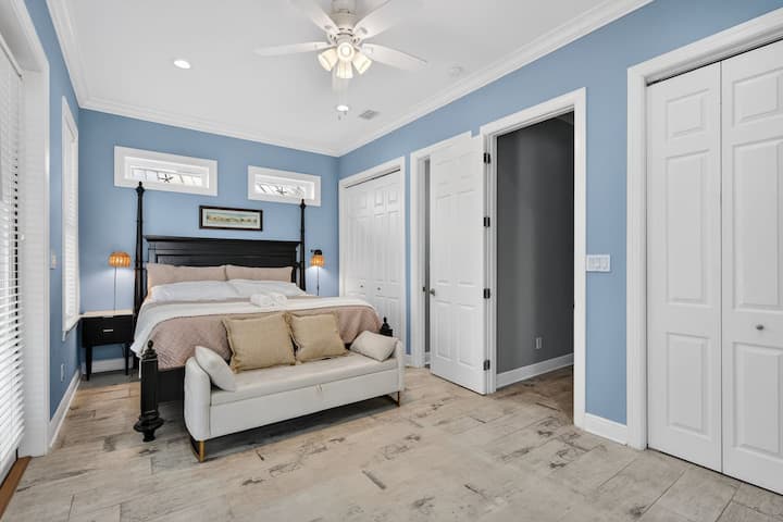 Dormitorio principal del segundo piso con cama tamaño king