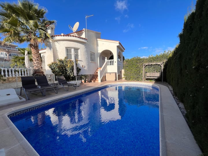 Le Bonheur Au Bord De La Piscine Sur Costa Blanca - La Marina