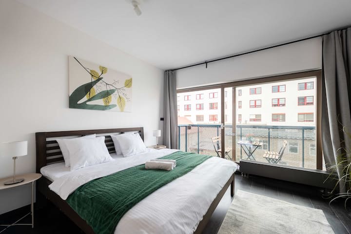 Apartment With 3-bedrooms And Balcony | Metro - Prague