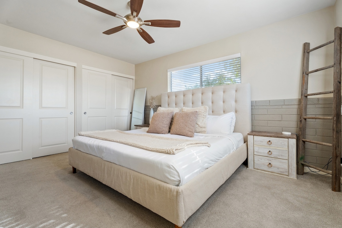 Ძირითად საძინებელში არის დიდი საწოლი, ტელევიზორი და სააბაზანო.