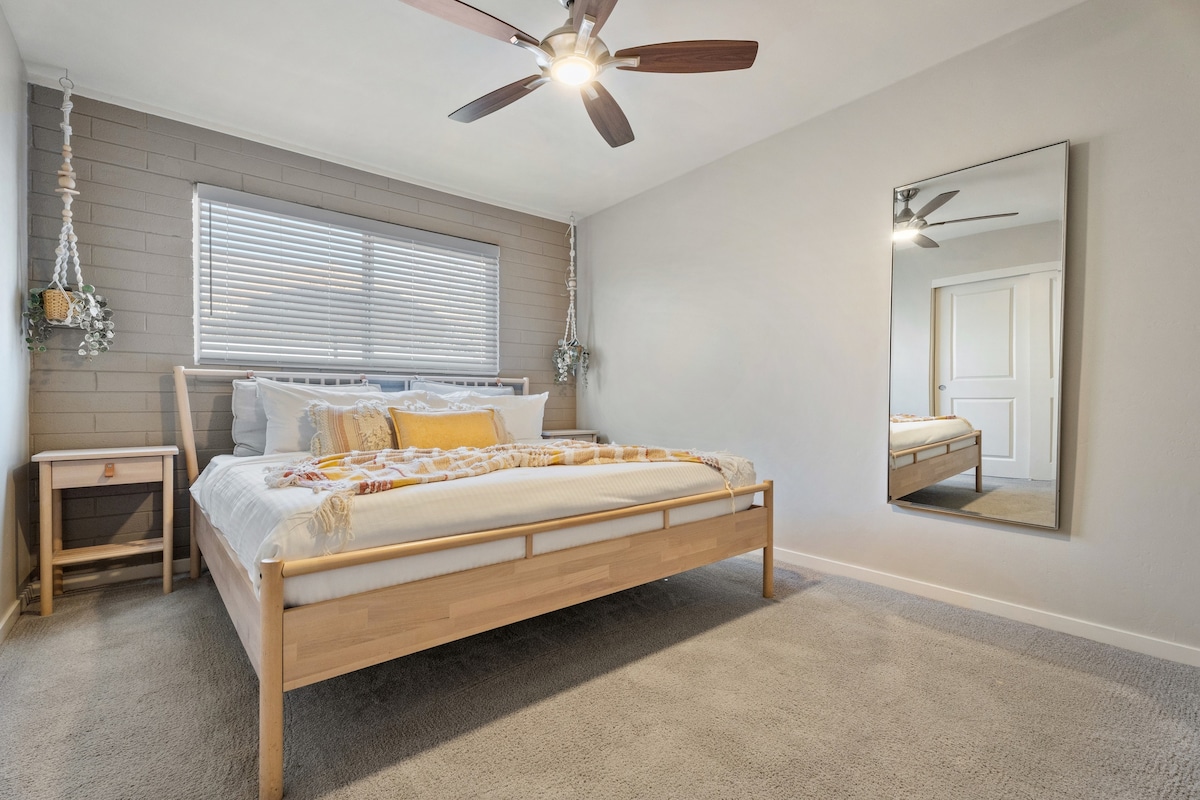 საძინებელში 2 არის საწოლი 193×203 სმ, ჭერის ვენტილატორი და დიდი სარკე.