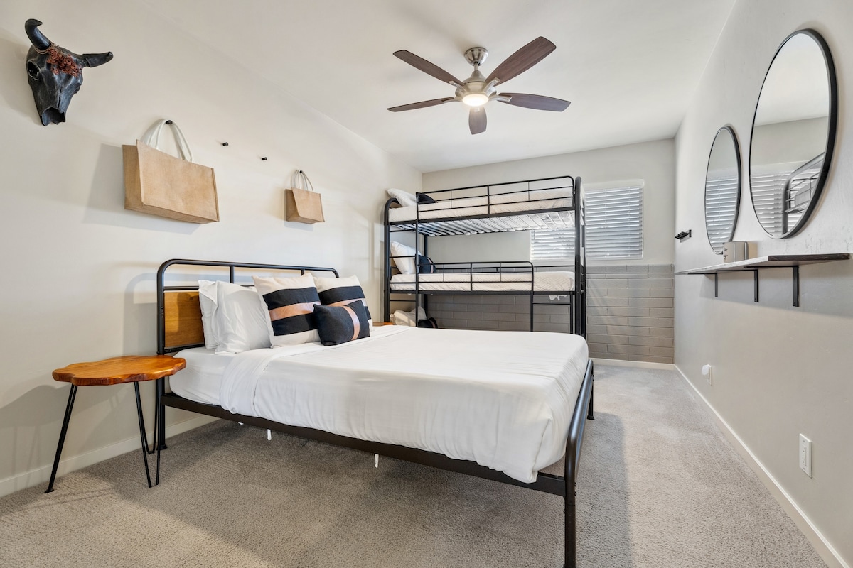 საძინებელში 4 არის საწოლი 152×203 სმ და სამადგილიანი ორსართულიანი საწოლი.