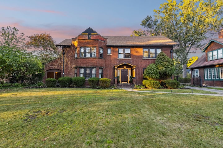 Edgewater Estate | Sleeps 14 | Fun Game Room - Cleveland, OH