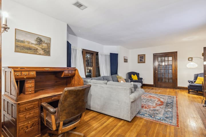 Edgewater Estate | Sleeps 14 | Fun Game Room - Cleveland, OH