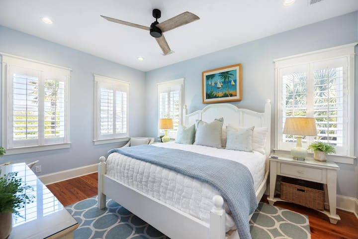 6号卧室设有一张加大双人床和套内卫生间（二楼）。