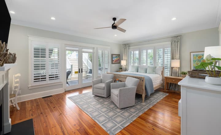 主卧配有一张加大双人床和套内卫生间（一楼）。