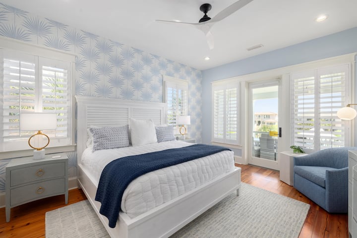 5号卧室设有一张加大双人床和套内卫生间（二楼）。