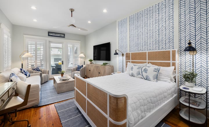 2号卧室设有一张标准双人床和套房卫生间（一楼）。