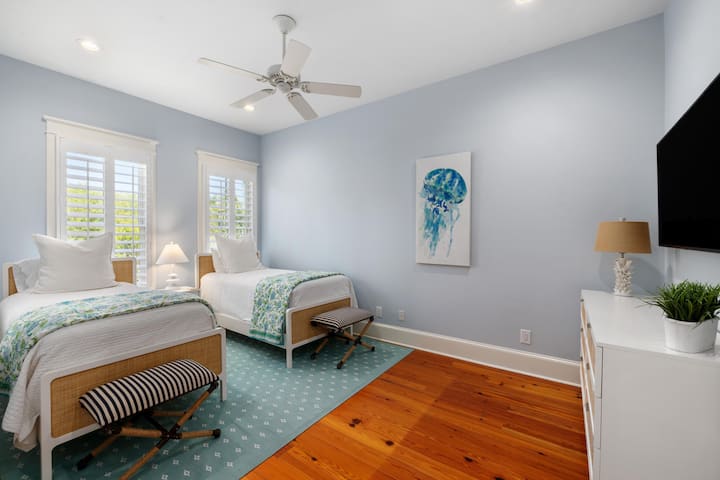 4号卧室配有两张单人床和套内卫生间（一楼）。