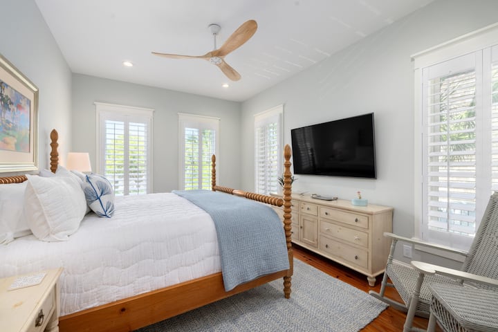 3号卧室设有一张加大双人床和套内卫生间（一楼）。