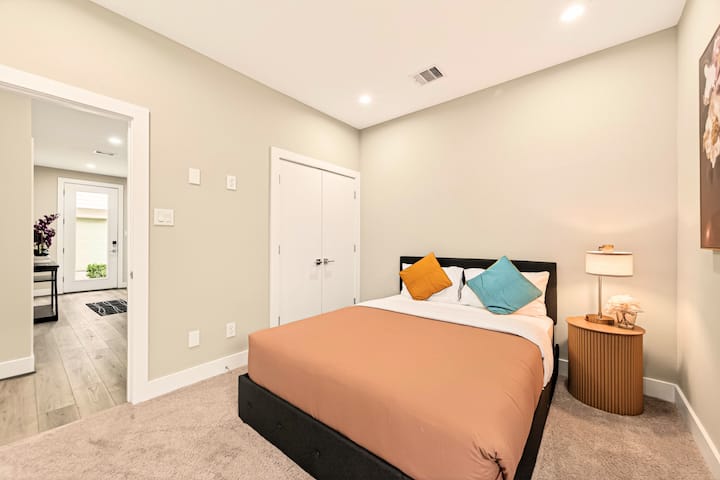 Lugnt och modernt sovrum utformat för komfort, komplett med fräscha sängkläder och en varm atmosfär.