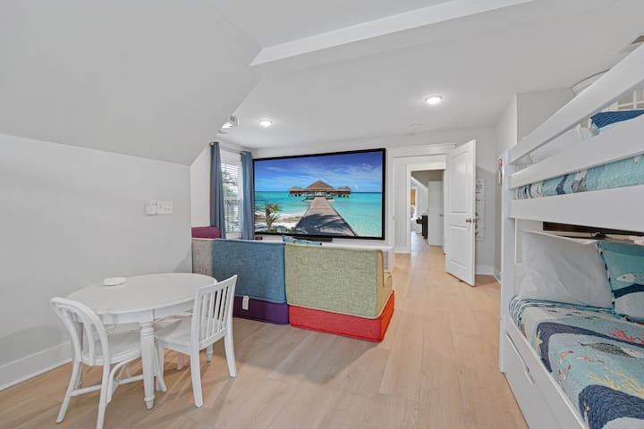 חדר שינה 6: 3 מיטות קומתיים כפולות, קולנוע 3D, PS4, גישה לחדר רחצה במסדרון עם שילוב אמבטיה/מקלחת